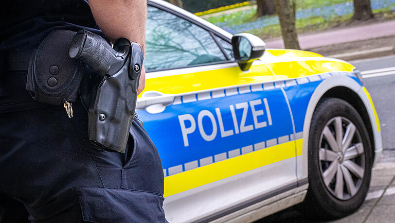 Polizisten fahnden nach einem Einbrecher, der ein Juweliergeschäft in der Altstadt ausgeplündert hat. (Symbolbild)
