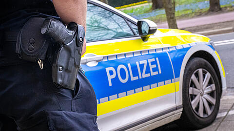 Polizisten fahnden nach einem Einbrecher, der ein Juweliergeschäft in der Altstadt ausgeplündert hat. (Symbolbild)