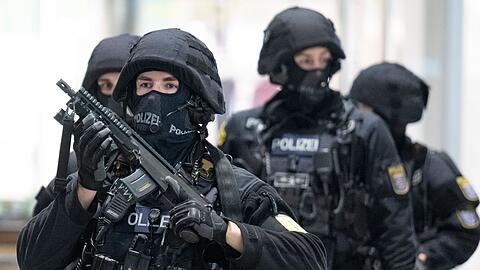 Besucher flohen, es gab Verletzte. Die Polizei sieht aktuell keine Gefahr mehr.