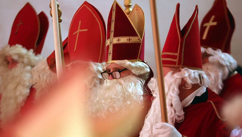 Beim internationalen Nikolaus-Treffen im Allgäu zeigen Bischöfe in Rot, dass sie mehr sind als nur die Vorbilder des Santa Claus. Beim internationalen Nikolaus-Treffen im Allgäu zeigen Bischöfe in Rot, dass sie mehr sind als nur die Vorbilder des Santa Claus.
