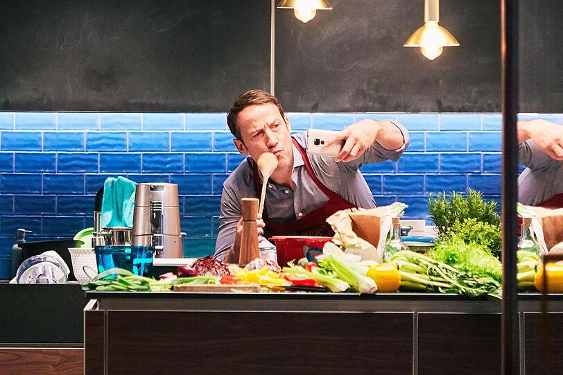 Die hochkarätig besetzte Komödie "Das perfekte Geheimnis" adaptiert einen italienischen Erfolgsfilm und macht vieles richtig. Aber nicht alles. Rocco (Wotan Wilke Möhring) empfängt seine Gäste und will sie mit köstlichem Essen verwöhnen. Ob das klappt? Die hochkarätig besetzte Komödie "Das perfekte Geheimnis" adaptiert einen italienischen Erfolgsfilm und macht vieles richtig. Aber nicht alles. Rocco (Wotan Wilke Möhring) empfängt seine Gäste und will sie mit köstlichem Essen verwöhnen. Ob das klappt?
