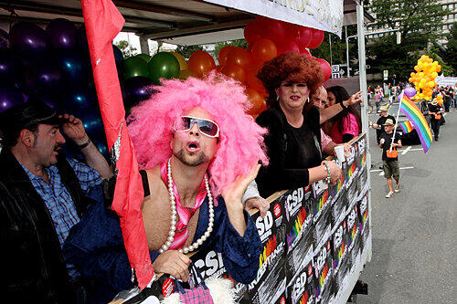 Schrille Kostüme und gute Stimmung herrschten bei Parade und Fest.