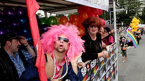 Schrille Kostüme und gute Stimmung herrschten bei Parade und Fest.