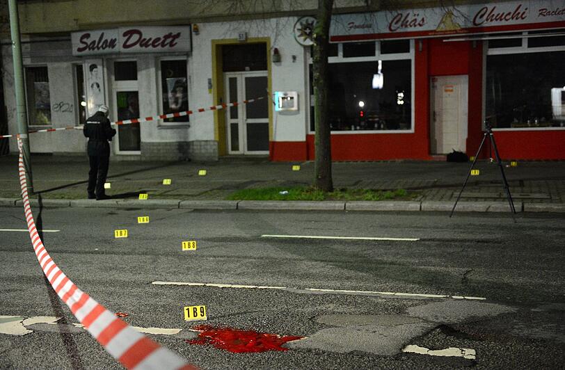 Ein Unbekannter hat in der Nacht zum Donnerstag in Berlin-Neukölln auf offener Straße das Feuer auf eine Gruppe junger Männer eröffnet und einen von ihnen erschossen.