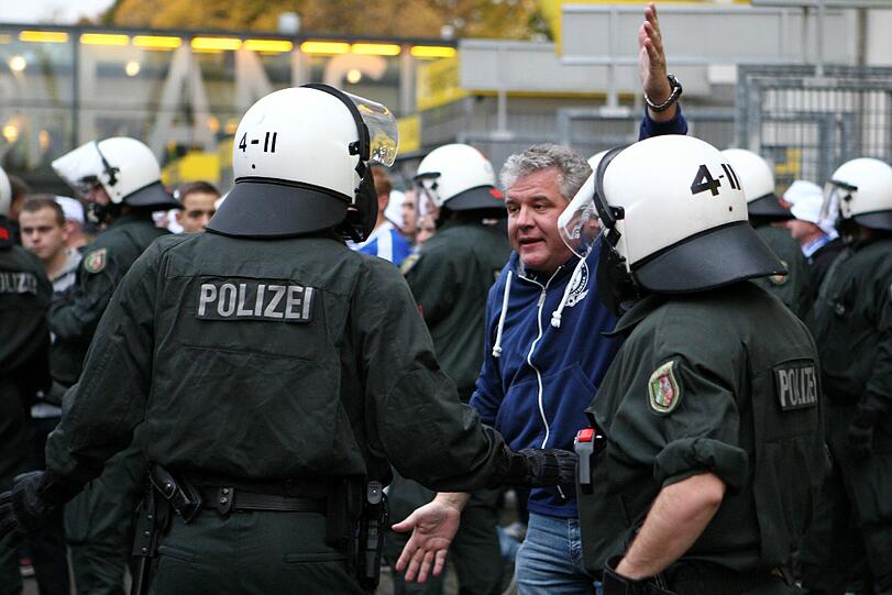 &bdquo;Dortmunder und Schalker Gewalttäter haben unser Sicherheitskonzept bewusst unterlaufen, um die gewalttätigen Auseinandersetzungen mit Unbeteiligten und dem Gegner zu suchen&ldquo;