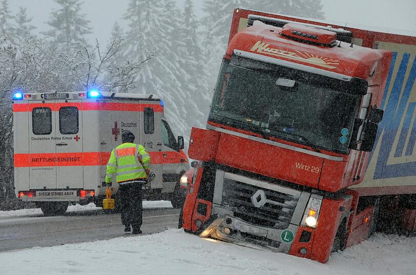 In Hinterzarten (Baden-Württemberg) ist ein Lastwagen von der Fahrbahn gerutscht.