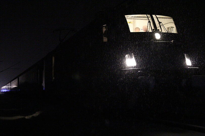 In Surberg bei Traunstein kollidiert ein Railjet-Zug mit dem Auto einer Rentnerin, das auf die Gleise gerutscht ist. Das Auto wird von der Wucht des Aufpralls in zwei Teile zerrissen. Verletzt wird glücklicherweise niemand.