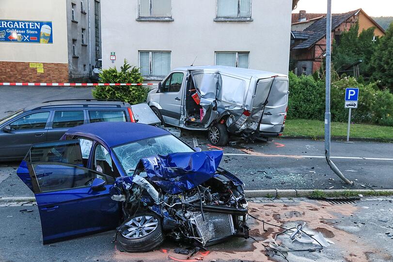 Spektakuläre Szenen im Landkreis Coburg: Ein 19-Jähriger will sich einer Polizeikontrolle entziehen und hinterlässt eine Spur der Verwüstung - die Bilder vom Einsatz.