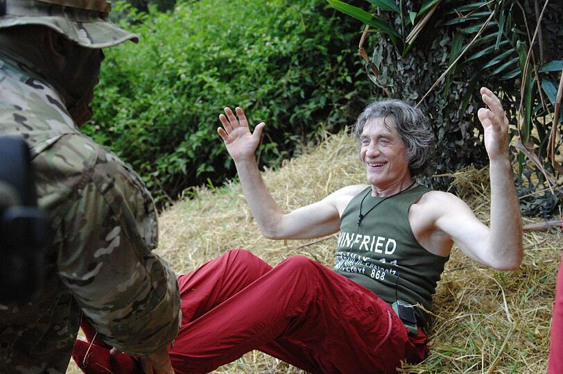 Ranger checken, ob Winfried Glatzeder verbotene Dinge ins Camp schmuggelt.