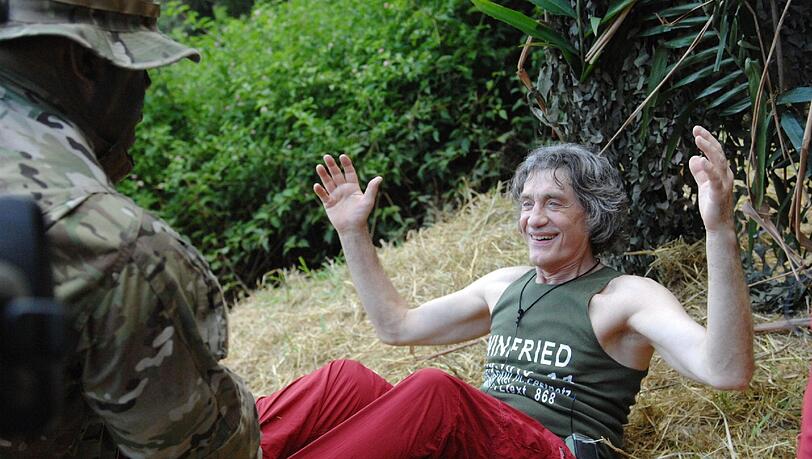 Ranger checken, ob Winfried Glatzeder verbotene Dinge ins Camp schmuggelt. Ranger checken, ob Winfried Glatzeder verbotene Dinge ins Camp schmuggelt.