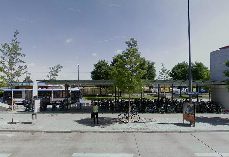 Gegenüber vom Truderinger Bahnhof hat ein Mann am Dienstag einen Taxifahrer angepöbelt.