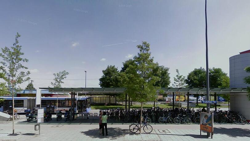 Gegenüber vom Truderinger Bahnhof hat ein Mann am Dienstag einen Taxifahrer angepöbelt. Gegenüber vom Truderinger Bahnhof hat ein Mann am Dienstag einen Taxifahrer angepöbelt.