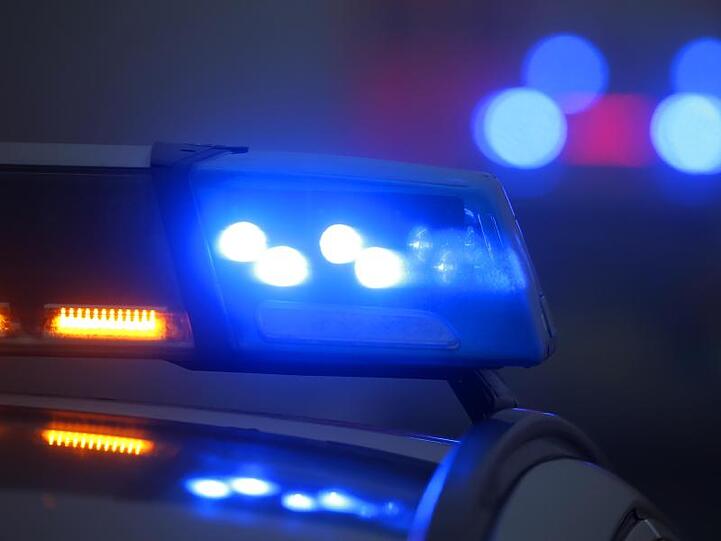 Ein Polizeiauto mit eingeschaltetem Blaulicht steht an einer Unfallstelle. Foto: Karl-Josef Hildenbrand/dpa/Archivbild
