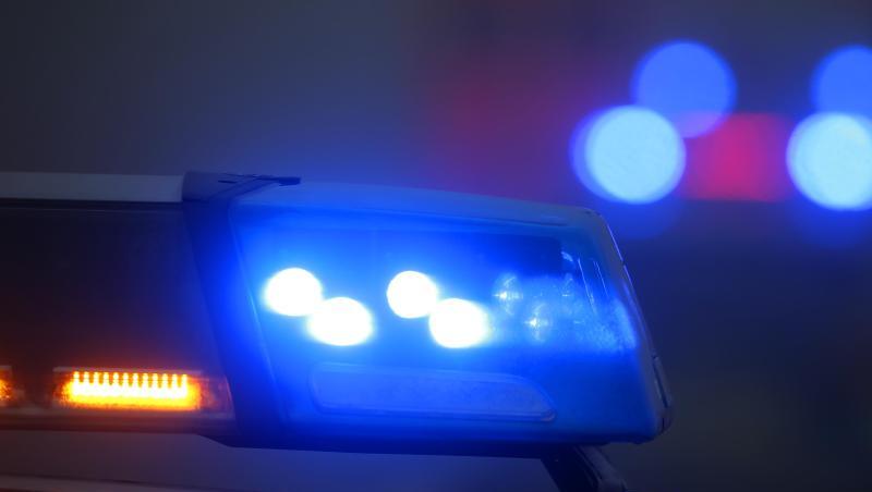 Ein Polizeiauto mit eingeschaltetem Blaulicht steht an einer Unfallstelle. Foto: Karl-Josef Hildenbrand/dpa/Archivbild Ein Polizeiauto mit eingeschaltetem Blaulicht steht an einer Unfallstelle. Foto: Karl-Josef Hildenbrand/dpa/Archivbild