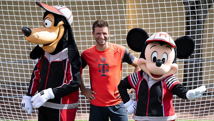 Thomas Müller mit Goofy und Micky Maus.