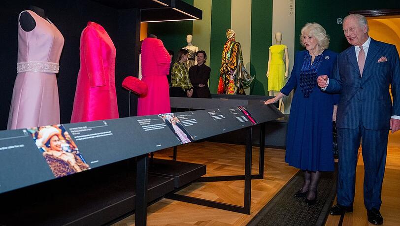 K&ouml;nig Charles und K&ouml;nigin Camilla bei der Er&ouml;ffnung der Ausstellung.