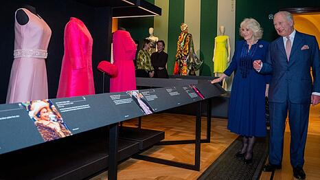 K&ouml;nig Charles und K&ouml;nigin Camilla bei der Er&ouml;ffnung der Ausstellung.