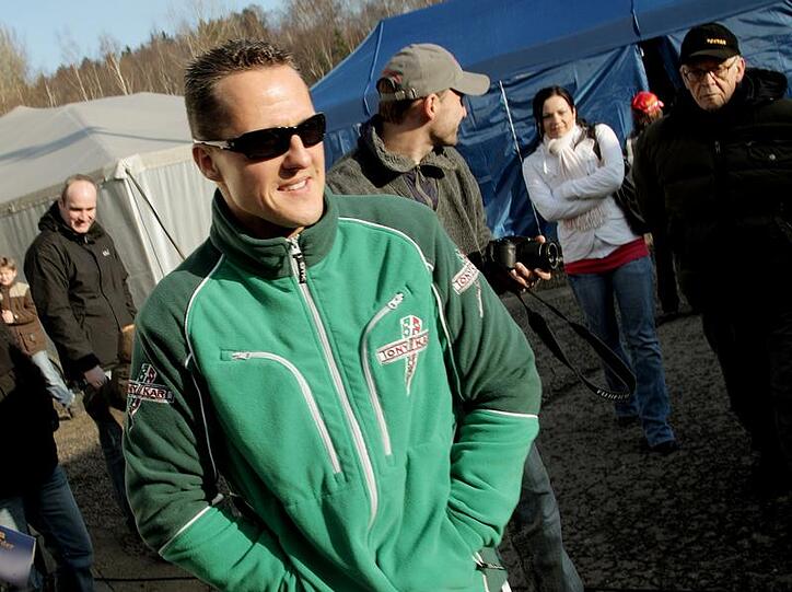 Kart-Pilot Michael Schumacher läuft durch das Fahrerlager in Kerpen.