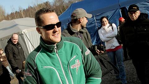 Kart-Pilot Michael Schumacher läuft durch das Fahrerlager in Kerpen.