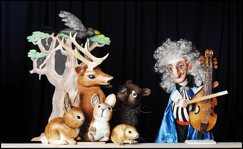 Der Erbauer von Schloss Lustheim und Musikfreund, der blaue Kurfürst, hat seinen Auftritt in einem barocken Puppentheater