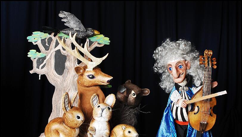 Der Erbauer von Schloss Lustheim und Musikfreund, der blaue Kurfürst, hat seinen Auftritt in einem barocken Puppentheater Der Erbauer von Schloss Lustheim und Musikfreund, der blaue Kurfürst, hat seinen Auftritt in einem barocken Puppentheater