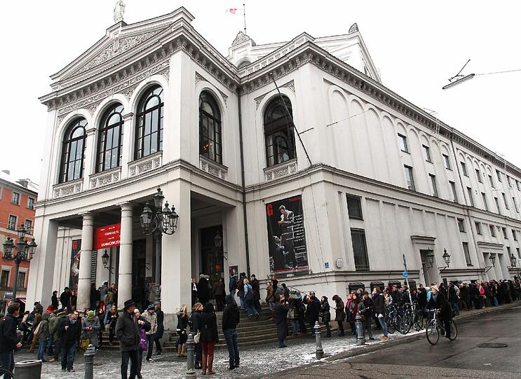 Vor der Theatersanierung muss fast alles raus etwa 1000 Kostüme und handgefertigte Bühnenprospekte werden verschleudert. Ab 5 Euro aufwärts ist jeder dabei. Achtung: nur Barzahlung!
