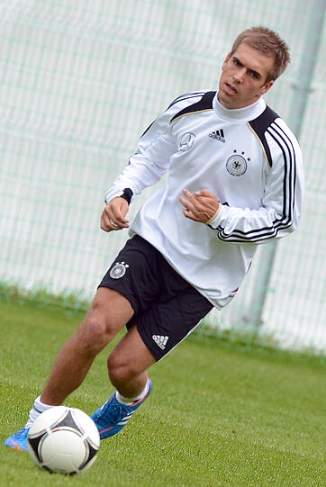 Konzentration in Danzig: Beim Training der Nationalelf zwei Tage vor dem EM-Auftaktspiel stehen mit Lahm und Khedira wieder alle 23 Spieler auf dem Platz.