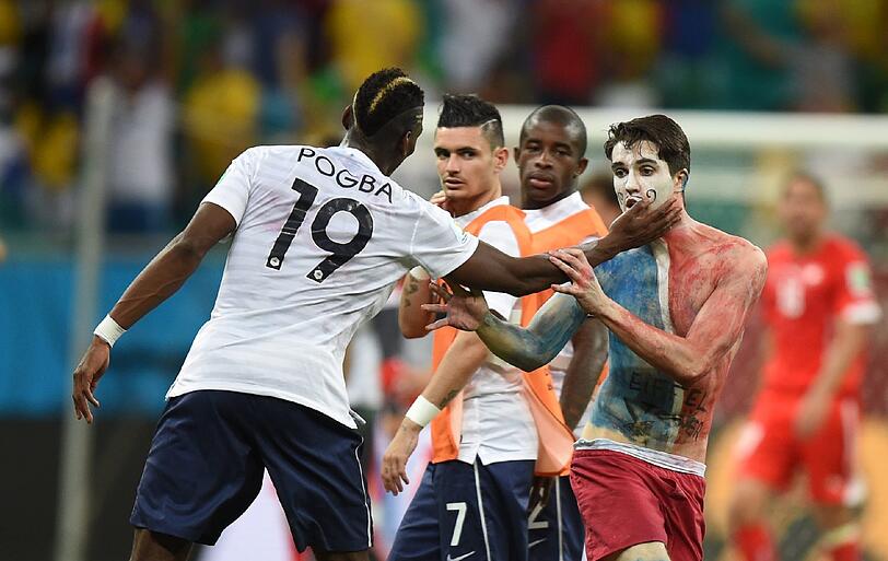 Handshake nach dem Abpfiff: Doch Pavel Pogba scheint nicht gerade angetan zu sein vom Flitzer.