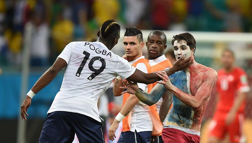 Handshake nach dem Abpfiff: Doch Pavel Pogba scheint nicht gerade angetan zu sein vom Flitzer. Handshake nach dem Abpfiff: Doch Pavel Pogba scheint nicht gerade angetan zu sein vom Flitzer.