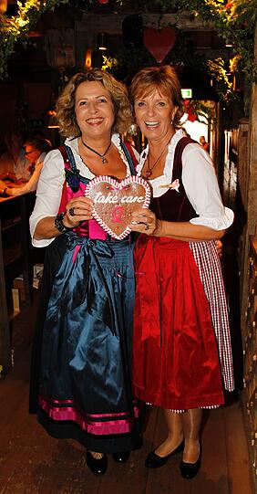 Herzig: Michaela May und Pink-Botschafterin Ulrike Kriener (r.).