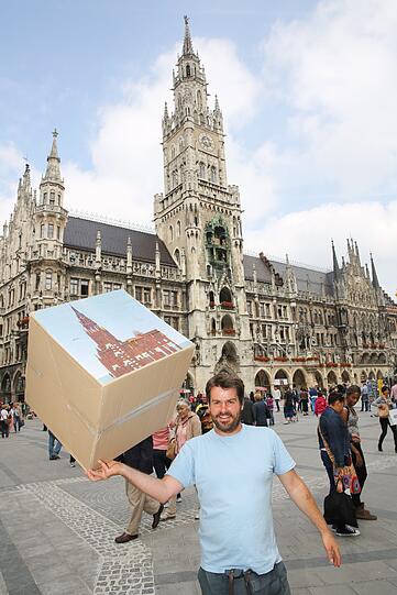 Olivier Grossetete hat viel vor: Innerhalb von drei Tagen baut der französische Künstler aus mehreren tausend Pappkartons auf Tollwood das Münchner Rathaus nach. Ein gewaltiges Kunstwerk, das nicht nur Kunst, sondern auch ein soziales Ereignis ist. Denn alleine kann Grossetete dieses Kunstwerk nicht bauen, er braucht dazu viele fleißige Helfer. Vom 6. bis zum 10. Juli finden deshalb Vorbereitungsworkshops statt, für alle, die mitmachen wollen. Der Titel dieser Performance bedeutet in etwa »Bauwerke der Vergänglichkeit«: Denn kurz nach Fertigstellung des (Karton-)Rathauses wird es wieder zum Einsturz gebracht.