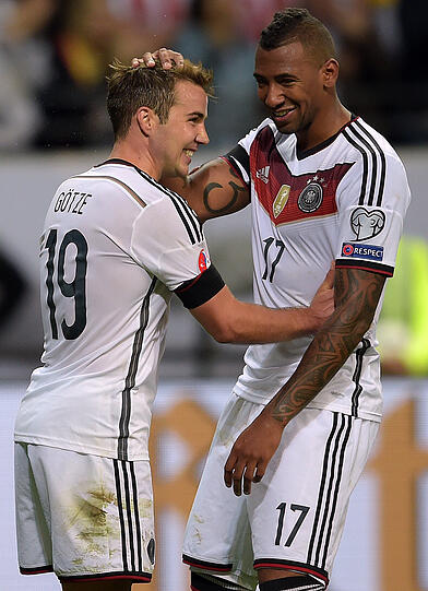 JÉROME BOATENG	 NOTE 4
Versuchte, mit vielen weiten Bällen über das Mittelfeld direkt in die Spitze zu flanken. In der Rückwärtsbewegung gegen Ende von Halbzeit eins auch unsicher.
