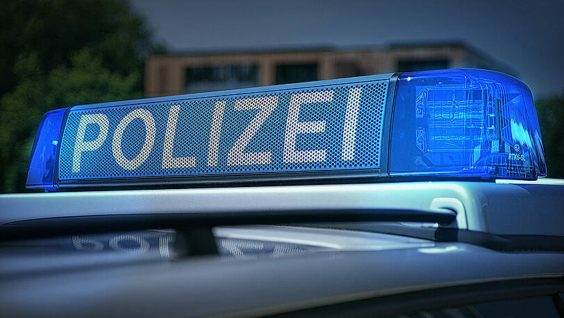 Bei einer Hausdurchsung in Wonfurt wurden mehrere Polizeibeamte mit einem Beil bedroht. (Symbolbild) Bei einer Hausdurchsung in Wonfurt wurden mehrere Polizeibeamte mit einem Beil bedroht. (Symbolbild)