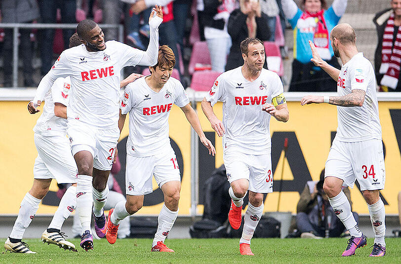 Anthony Modeste (links) - zweifacher Torschütze des 1. FC Köln - lässt sich von seinen Teamkollegen feiern.