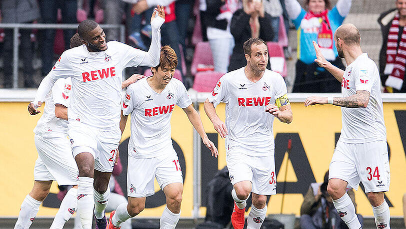 Anthony Modeste (links) - zweifacher Torschütze des 1. FC Köln - lässt sich von seinen Teamkollegen feiern. Anthony Modeste (links) - zweifacher Torschütze des 1. FC Köln - lässt sich von seinen Teamkollegen feiern.