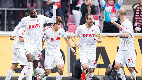 Anthony Modeste (links) - zweifacher Torschütze des 1. FC Köln - lässt sich von seinen Teamkollegen feiern.