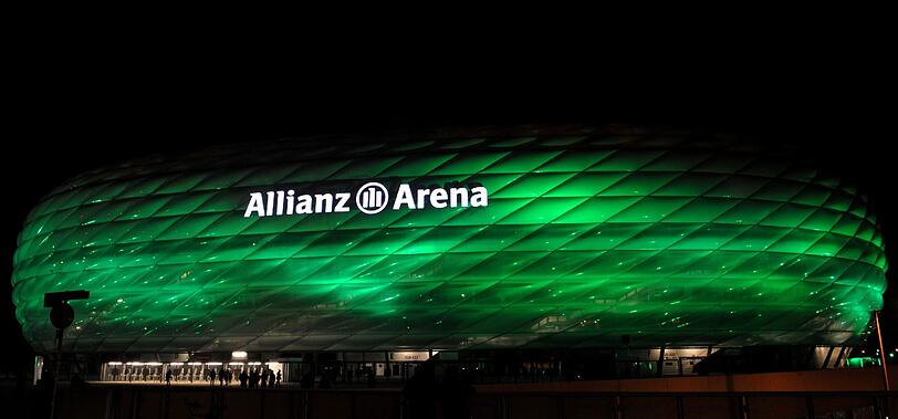 So haben wir sie noch nie gesehen: Die Allianz Arena ganz in grün! Weitere Bilder zum Durchklicken