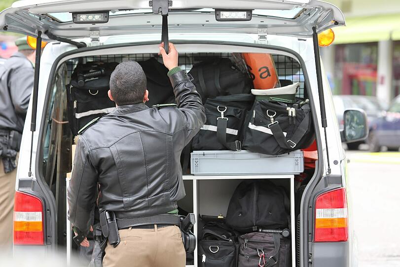 SEK-Einsatz! Polizei findet nach Waffen-Kontrolle Toten in der Holzstraße. Die Bilder vom Einsatz...