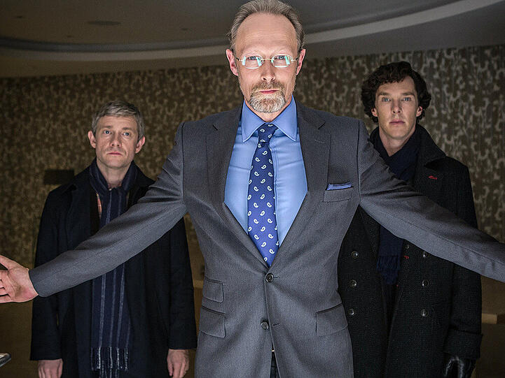 Medientycoon Charles Magnussen (Lars Mikkelsen, Mitte) führt Sherlock Holmes (Benedict Cumberbatch, re.) und John Watson (Martin Freeman) in seinen Erinnerungspalast