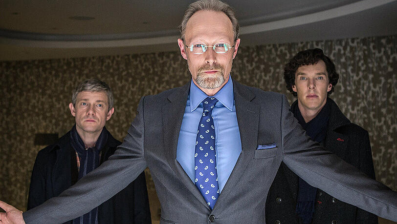 Medientycoon Charles Magnussen (Lars Mikkelsen, Mitte) führt Sherlock Holmes (Benedict Cumberbatch, re.) und John Watson (Martin Freeman) in seinen Erinnerungspalast Medientycoon Charles Magnussen (Lars Mikkelsen, Mitte) führt Sherlock Holmes (Benedict Cumberbatch, re.) und John Watson (Martin Freeman) in seinen Erinnerungspalast