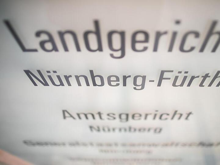 "Landgericht Nürnberg-Fürth" und "Amtsgericht Nürnberg" steht auf einem Schild am Eingang des Gerichts-Gebäudes. Foto: Daniel Karmann/Archiv