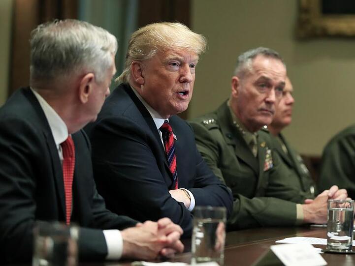 US-Präsident Donald Trump hatte eigentlich bereits im Oktober angekündigt, den INF-Abrüstungsvertrag wegen neuer russischer Marschflugkörper vom Typ 9M729 aufkündigen zu wollen. Hier neben Verteidigungsminister Jim Mattis und hochrangigen Militärs im Weißen Haus.