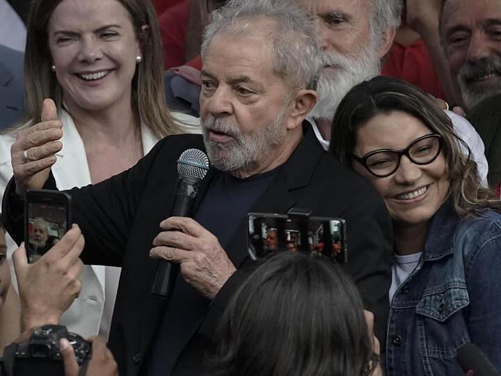 Brasiliens Ex-Präsident Luiz Inácio Lula da Silva und seine Freundin Rosangela da Silva nach dem Verlassen des Polizeipräsidiums, wo er seit April 2018 eine Haftstrafe verbüßt hatte.