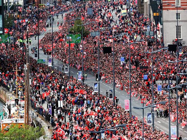 Tausende Fans stehen rechts und links neben der Straße, auf der der Bus mit den Spielern erwartet wurde.