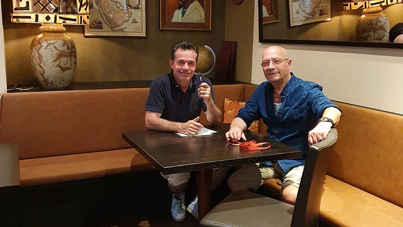 Sie sind wieder da: Münchens beliebtes Gastro-Duo Roland Dimpfl und Roger Baranda (r.) im neuen Lokal. Sie sind wieder da: Münchens beliebtes Gastro-Duo Roland Dimpfl und Roger Baranda (r.) im neuen Lokal.