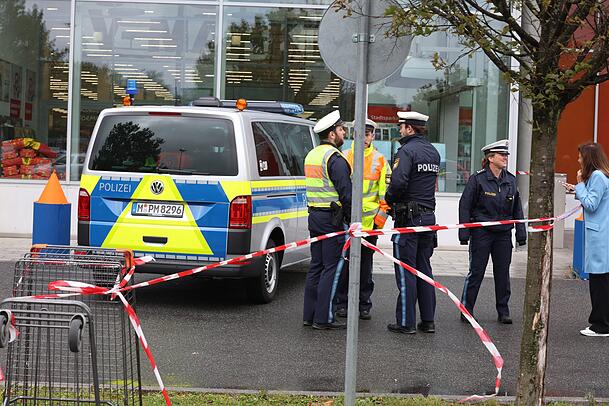 Die Polizei ermittelt aktuell zum Unfallhergang auf dem Parkplatz des V-Markts in München.