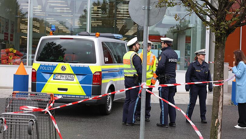 Die Polizei ermittelt aktuell zum Unfallhergang auf dem Parkplatz des V-Markts in München. Die Polizei ermittelt aktuell zum Unfallhergang auf dem Parkplatz des V-Markts in München.