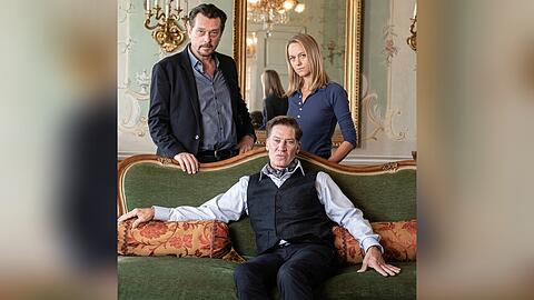Tobias Moretti (vorne) als Otto von Glanzberg in "Steirermord" - hier mit Chefinspektor Sascha Bergmann (Hary Prinz) und seiner Kollegin Anni Sulmtaler (Anna Unterberger).