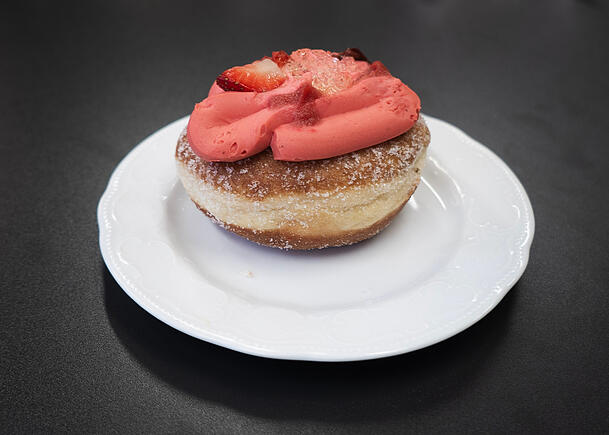 Ist das noch ein Krapfen? Das Hefegeb&auml;ck von K&auml;fer ist &uuml;ppig verziert mit Erdbeercreme und Champagner-Glibber.