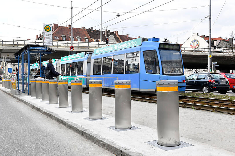 Das Warteh&auml;uschen an der Tramhaltestelle Donnersbergerstra&szlig;e wird nun durch Poller gesch&uuml;tzt.